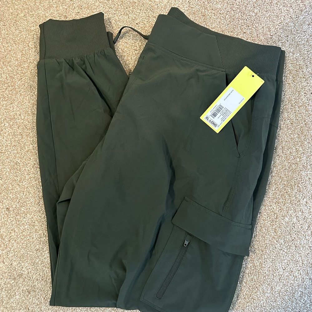 NWT! All in Motion Women’s Active Stretch Woven Cargo Joggers XL Olive Green